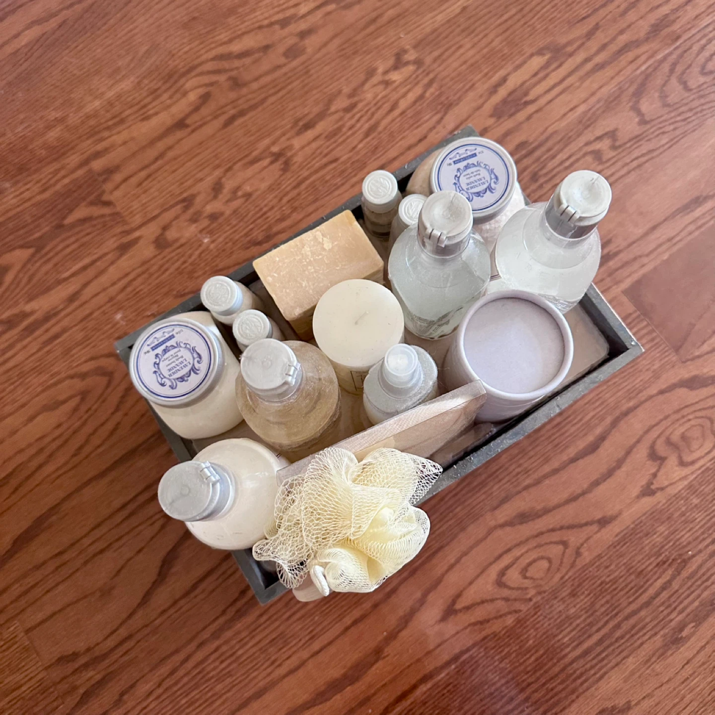 Bathroom toiletries set in a wooden crate - photo 4