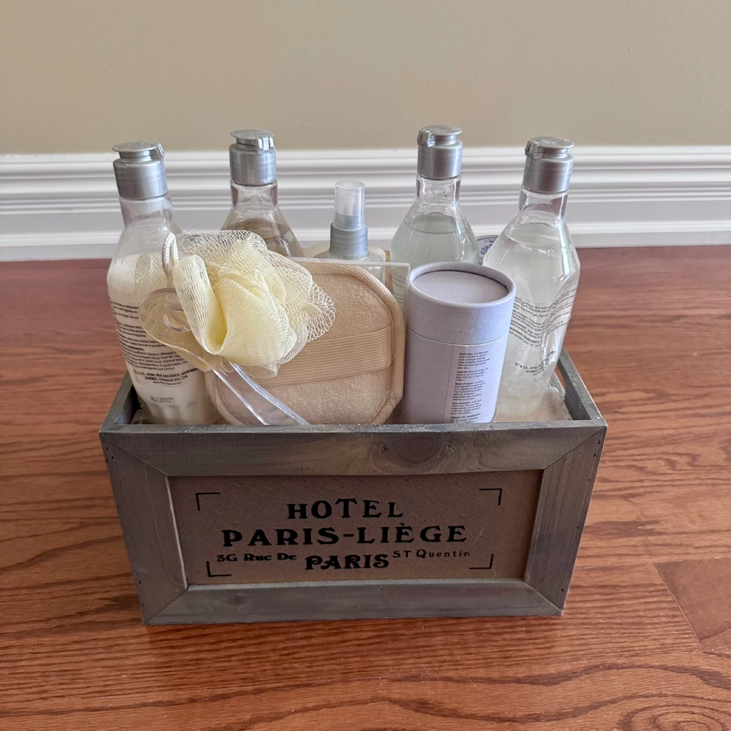 Bathroom toiletries set in a wooden crate - photo 2