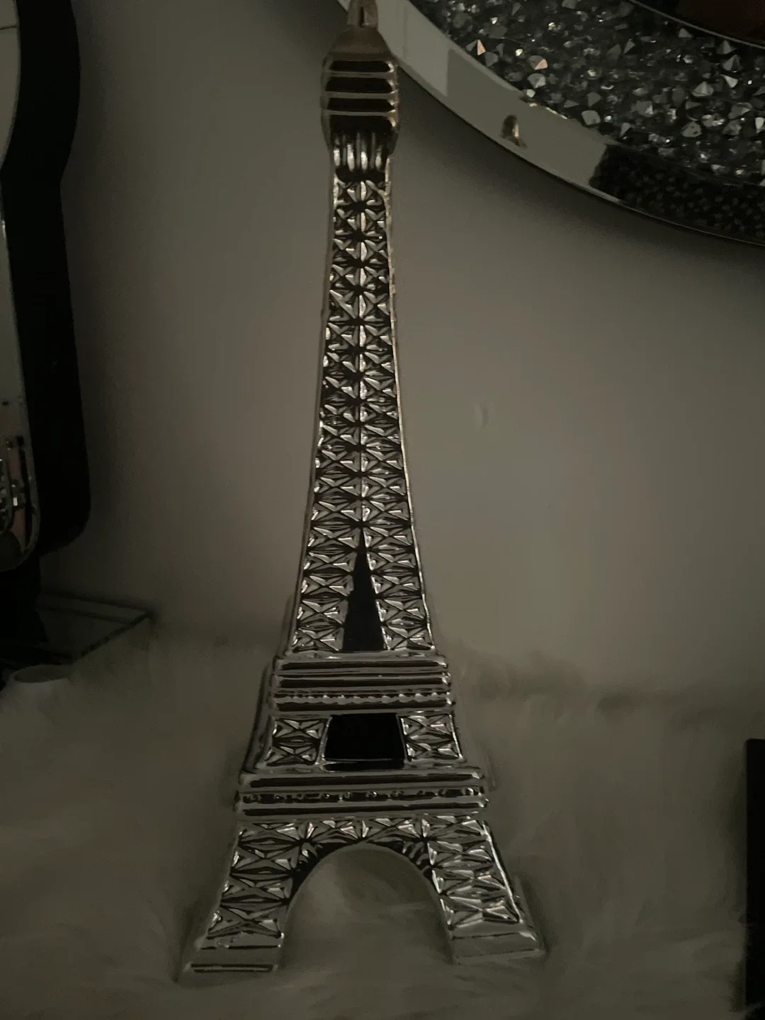 Eiffel Tower Figurine image indicator(2)