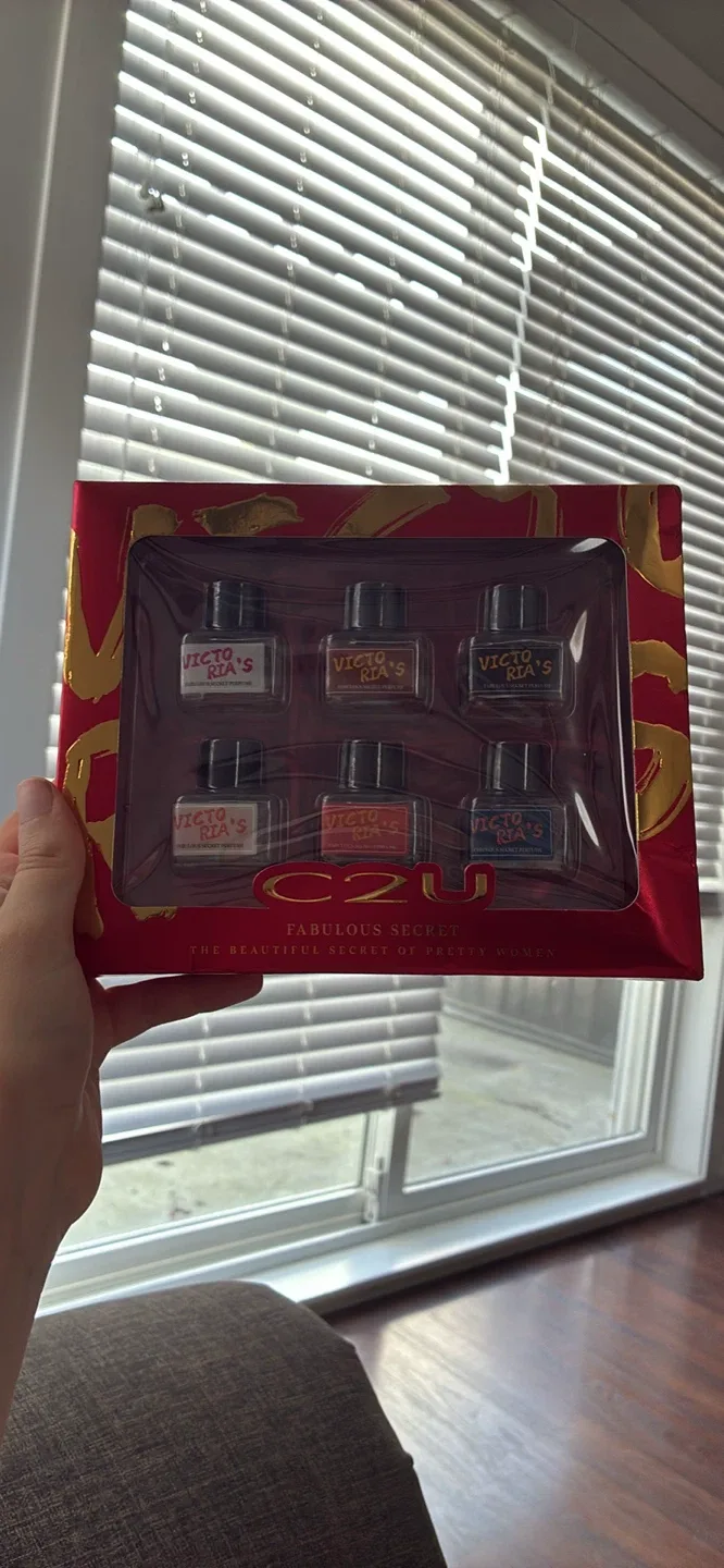 C2U Victoria's Fabulous Secret Perfume Set thumbnail