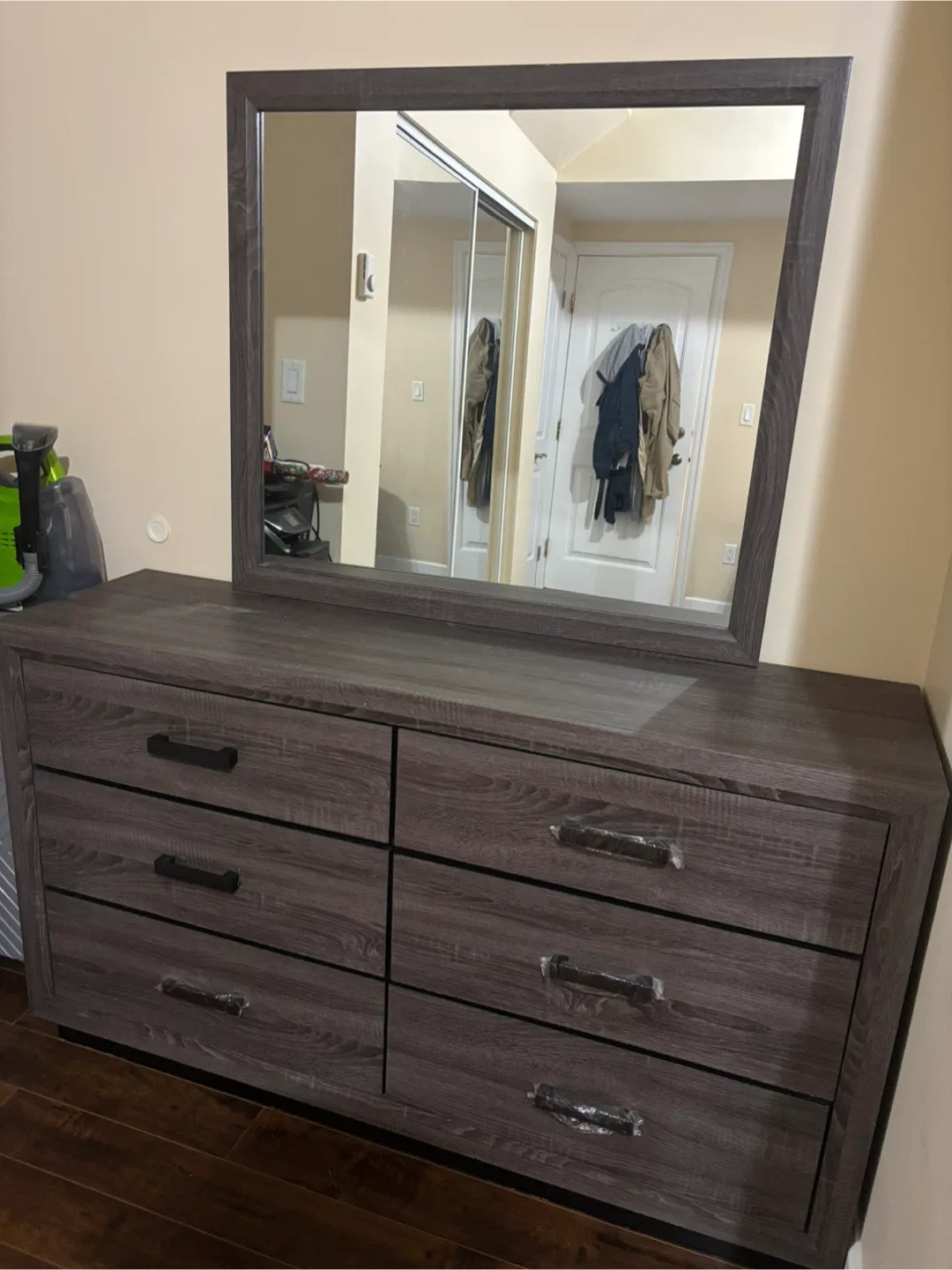 Beautyrest King Size Mattress & Dresser Set image indicator(5)