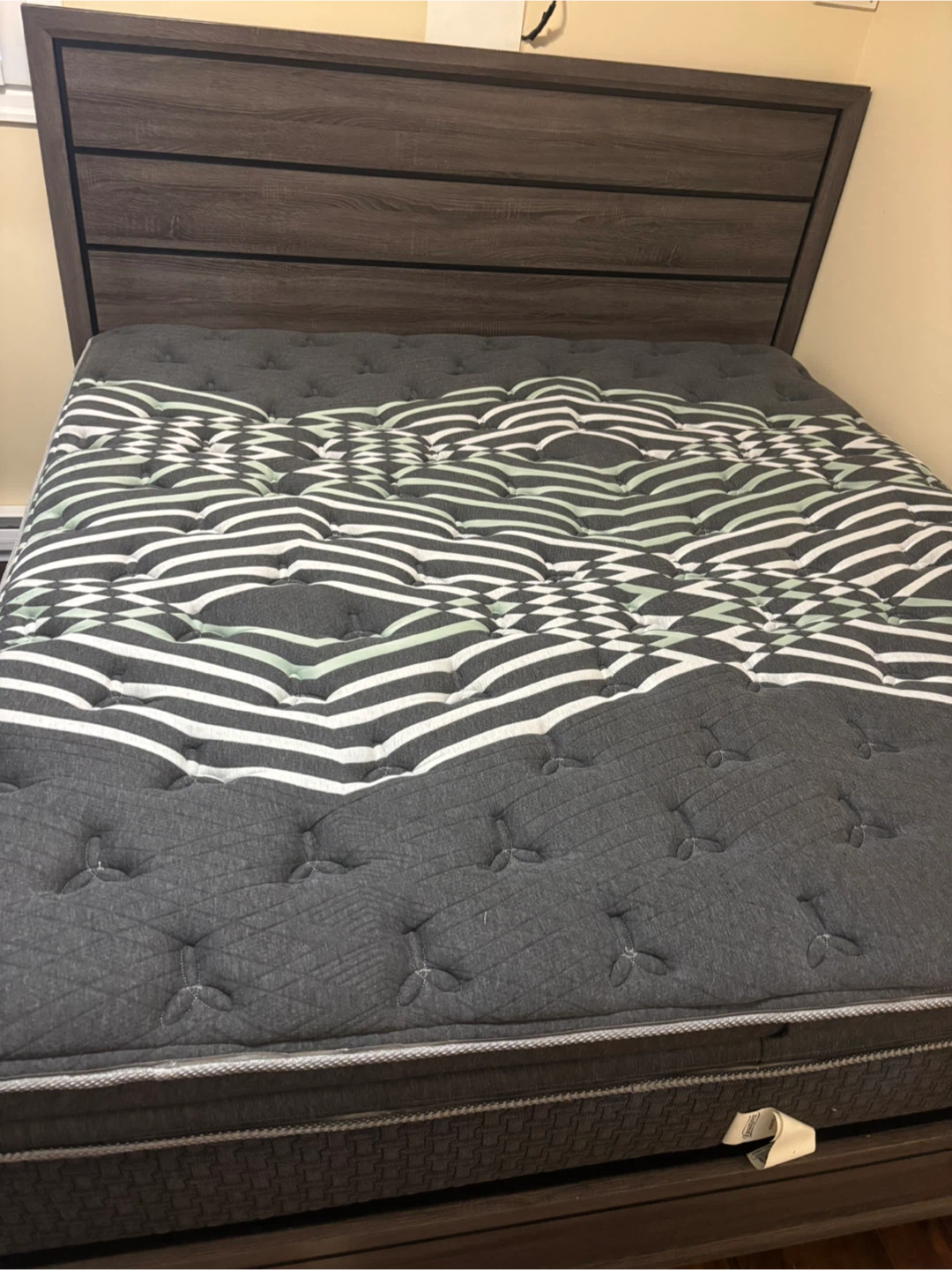 Beautyrest King Size Mattress & Dresser Set - photo 3
