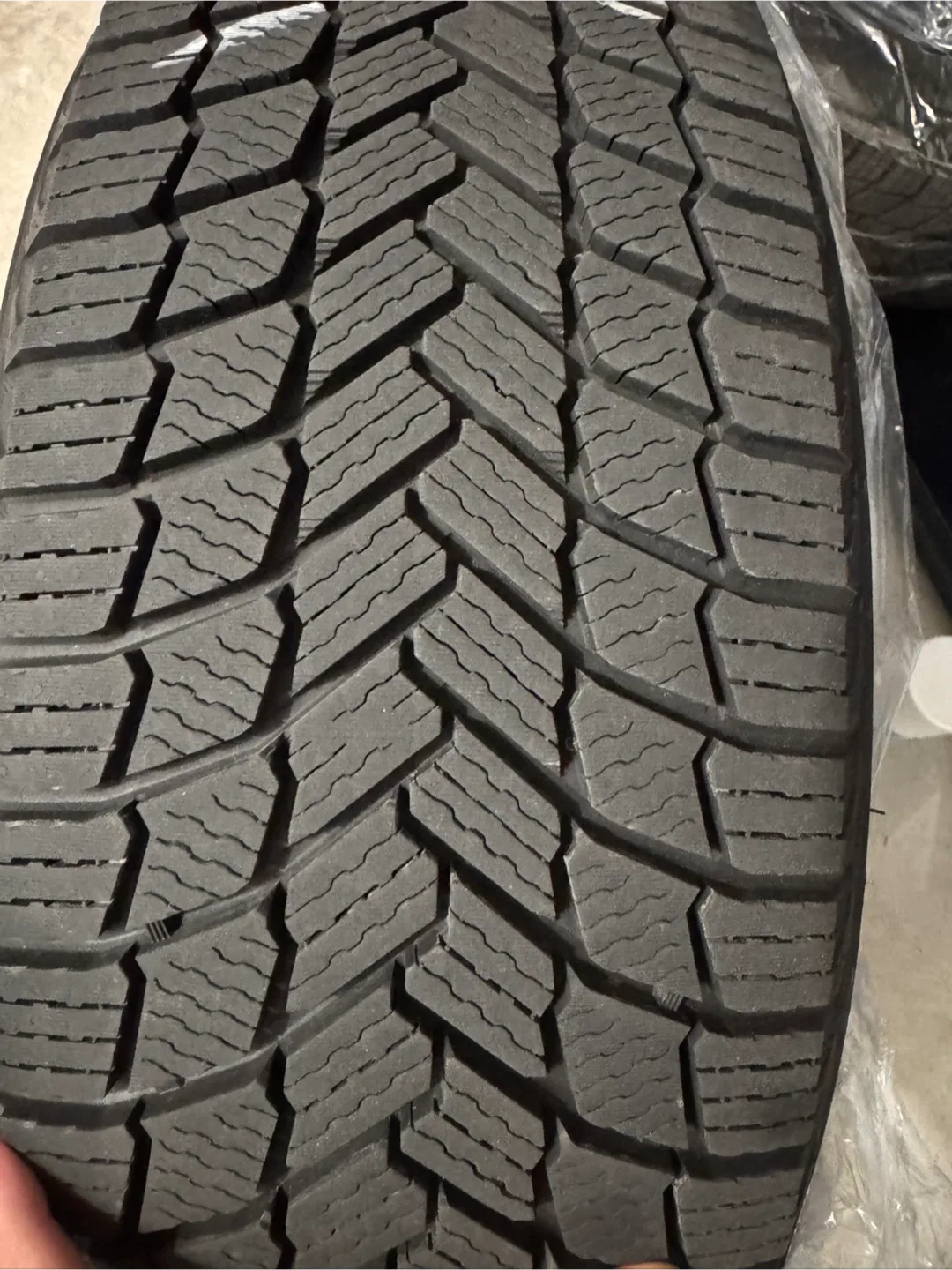 Set of 4 Michelin X-Ice Snow 215/60R17 on Rims — Barely Used thumbnail
