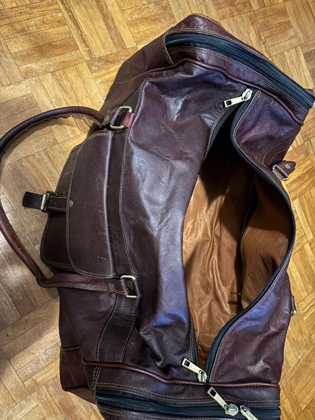 Large Genuine Leather Duffel Bag image indicator(4)