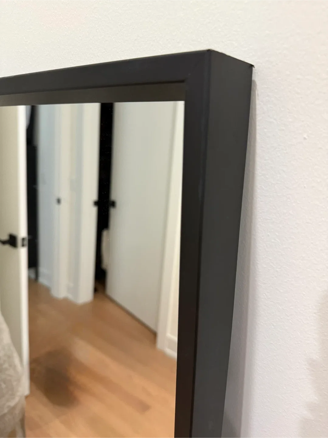 Black Framed Wall Mirror image indicator(2)