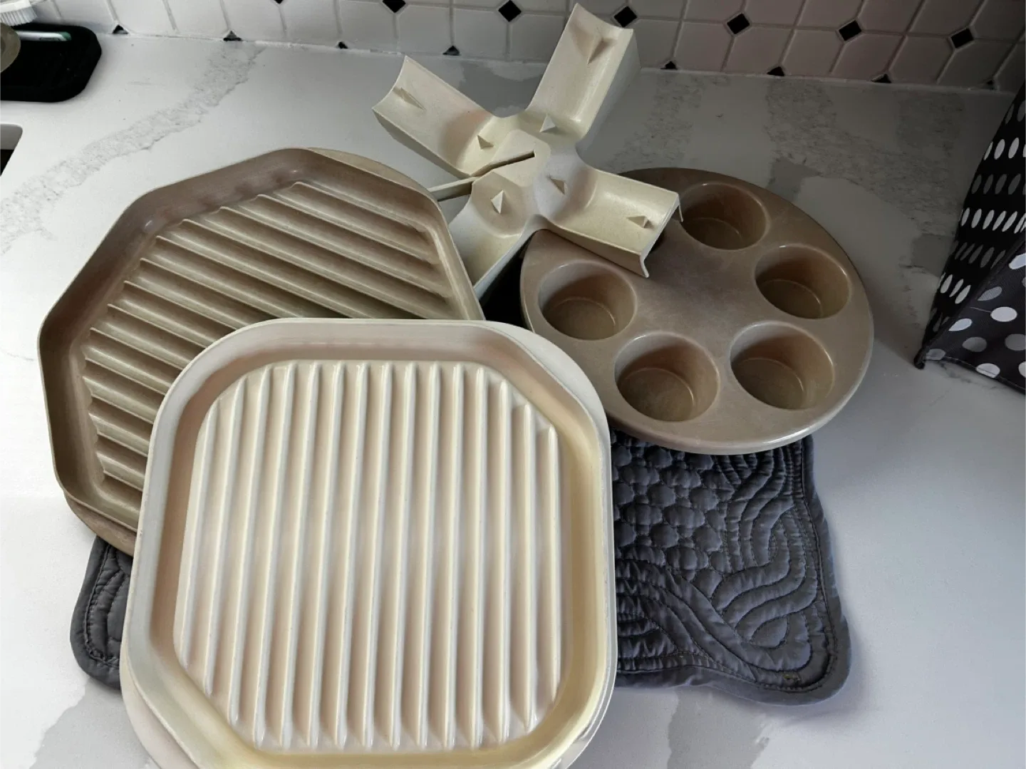 Variety of Baking Pans for Microwaves thumbnail