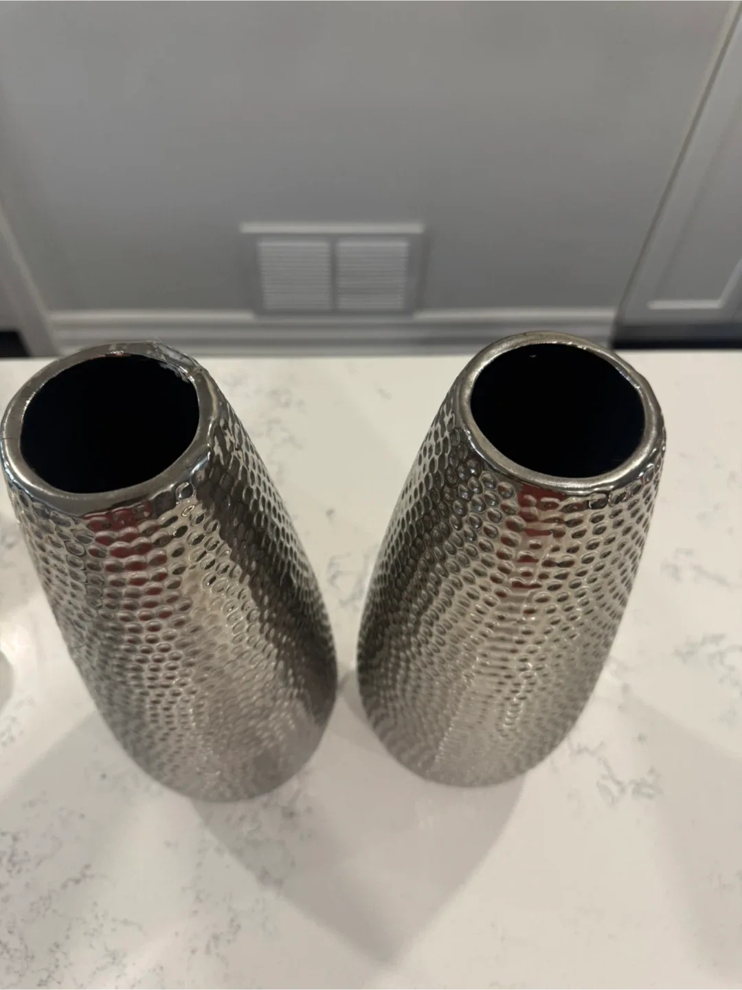 Set of 2 Silver Vases image indicator(4)