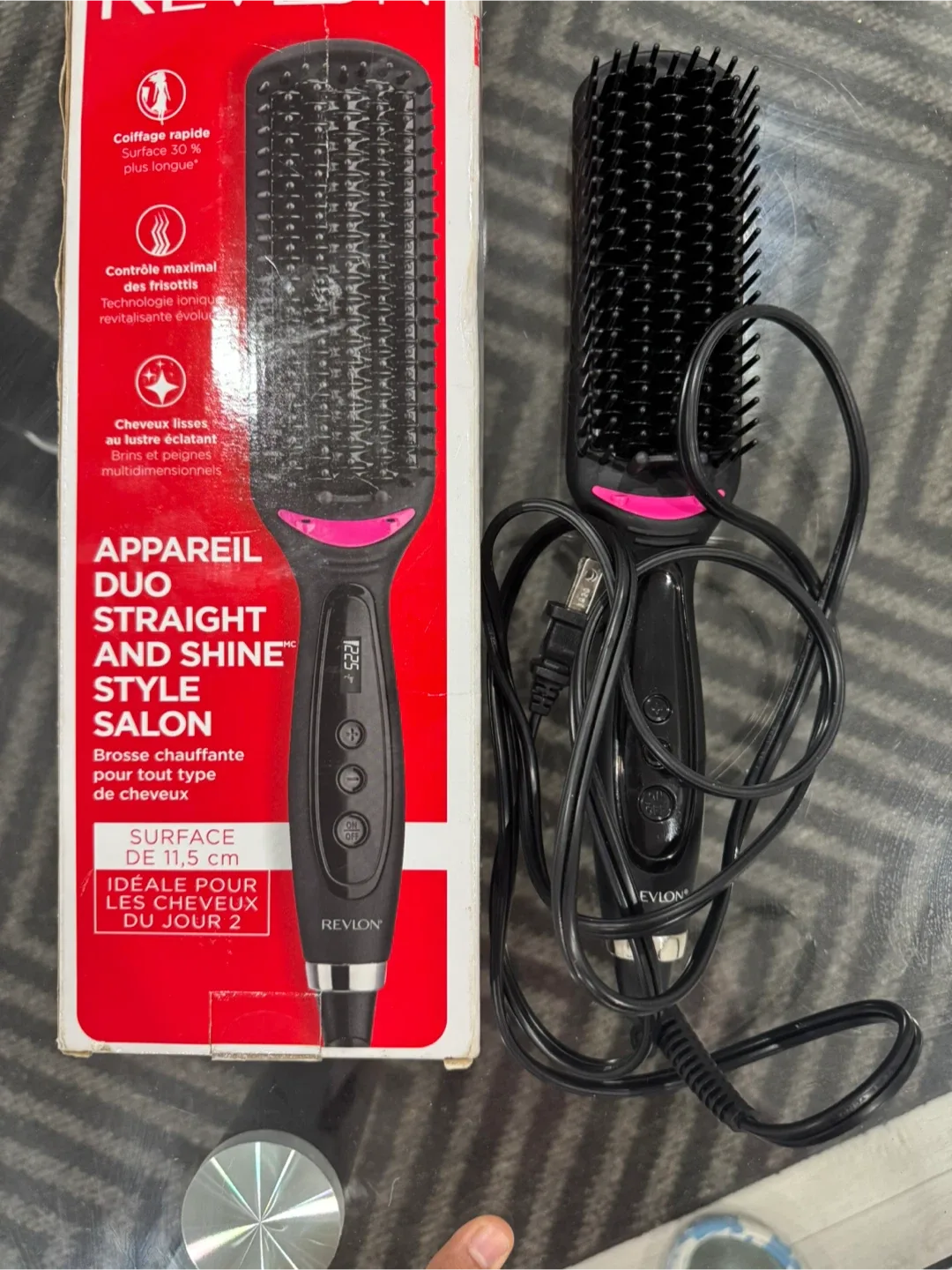 Revlon Straight and Shine Style Salon Brush image indicator(2)
