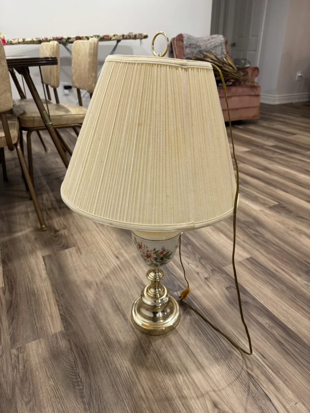 Vintage Floral Table Lamp image indicator(3)