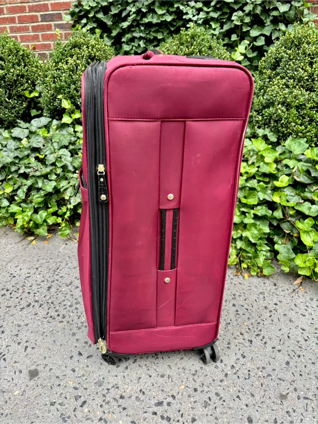 Samantha Burgundy Ultra Lightweight  Expandable Spinner luggage image indicator(3)