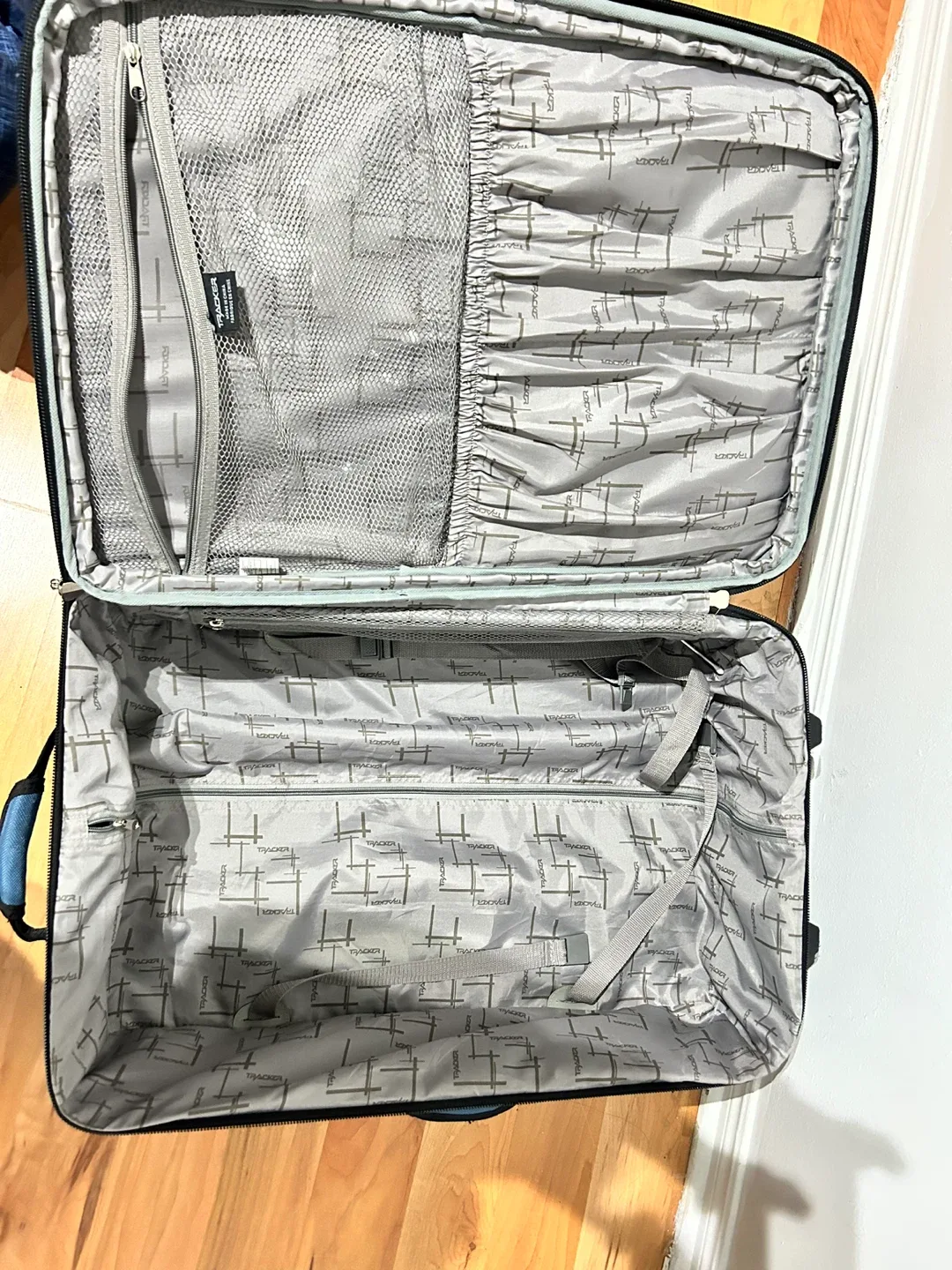 TRACKER Blue Rolling Suitcase image indicator(4)