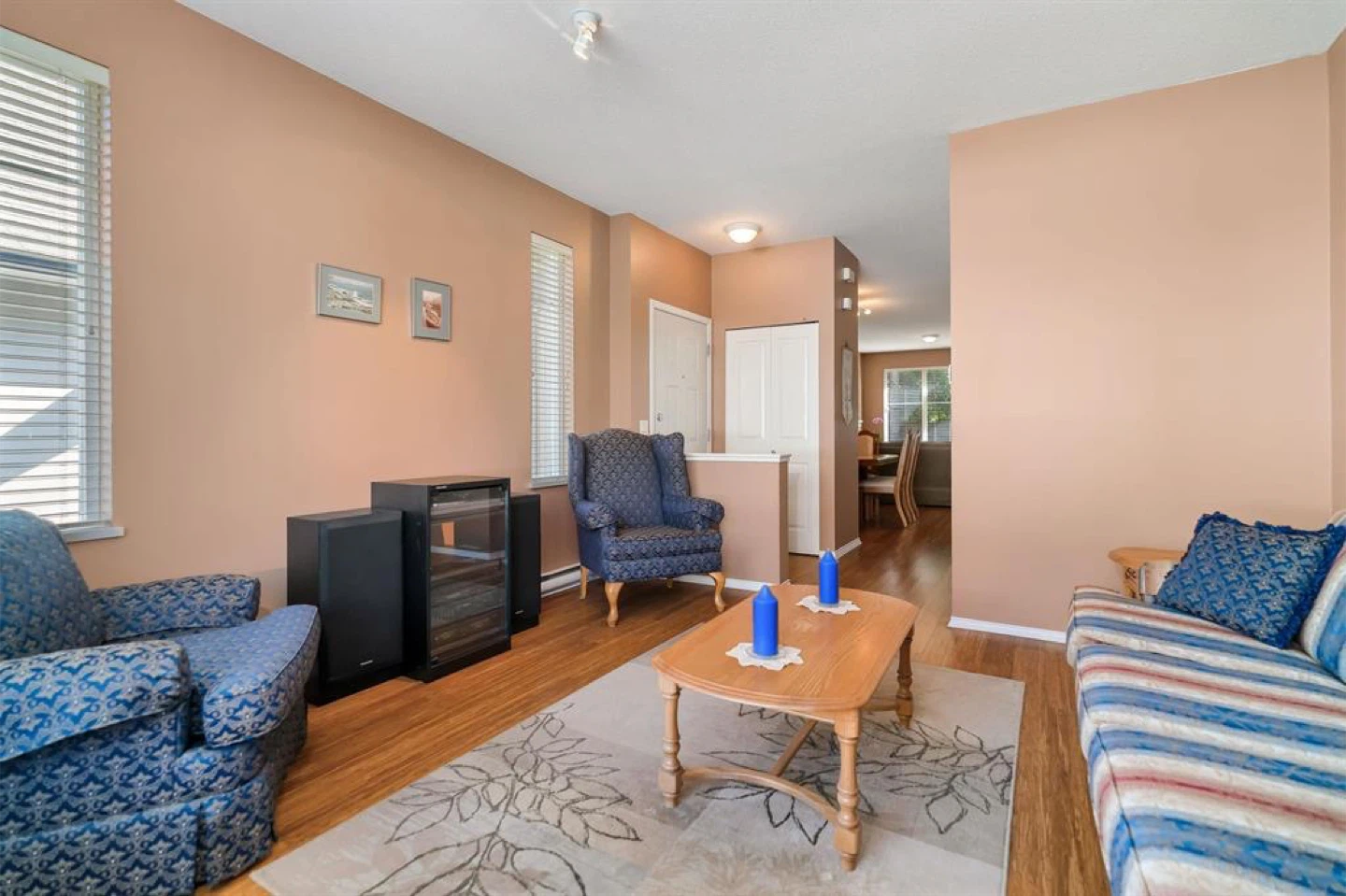Living Room Furniture - Couch + 2 Chairs - photo 2