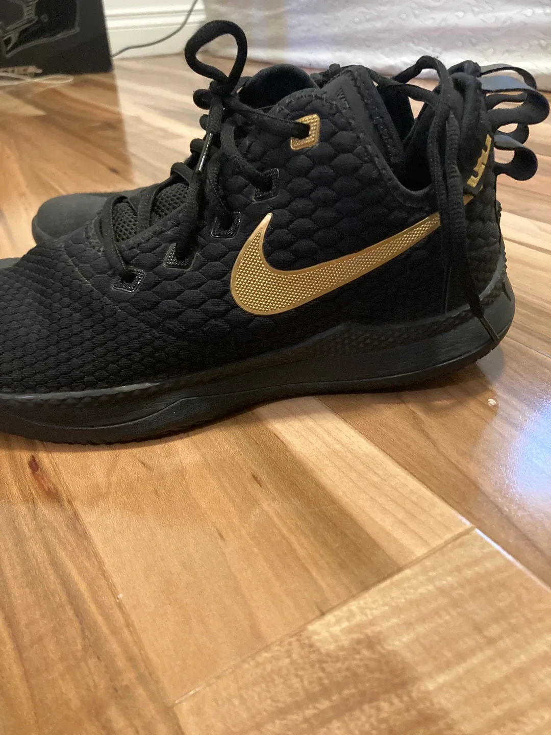 Nike LeBron Witness III Black/Gold Shoes Size 10 image indicator(2)