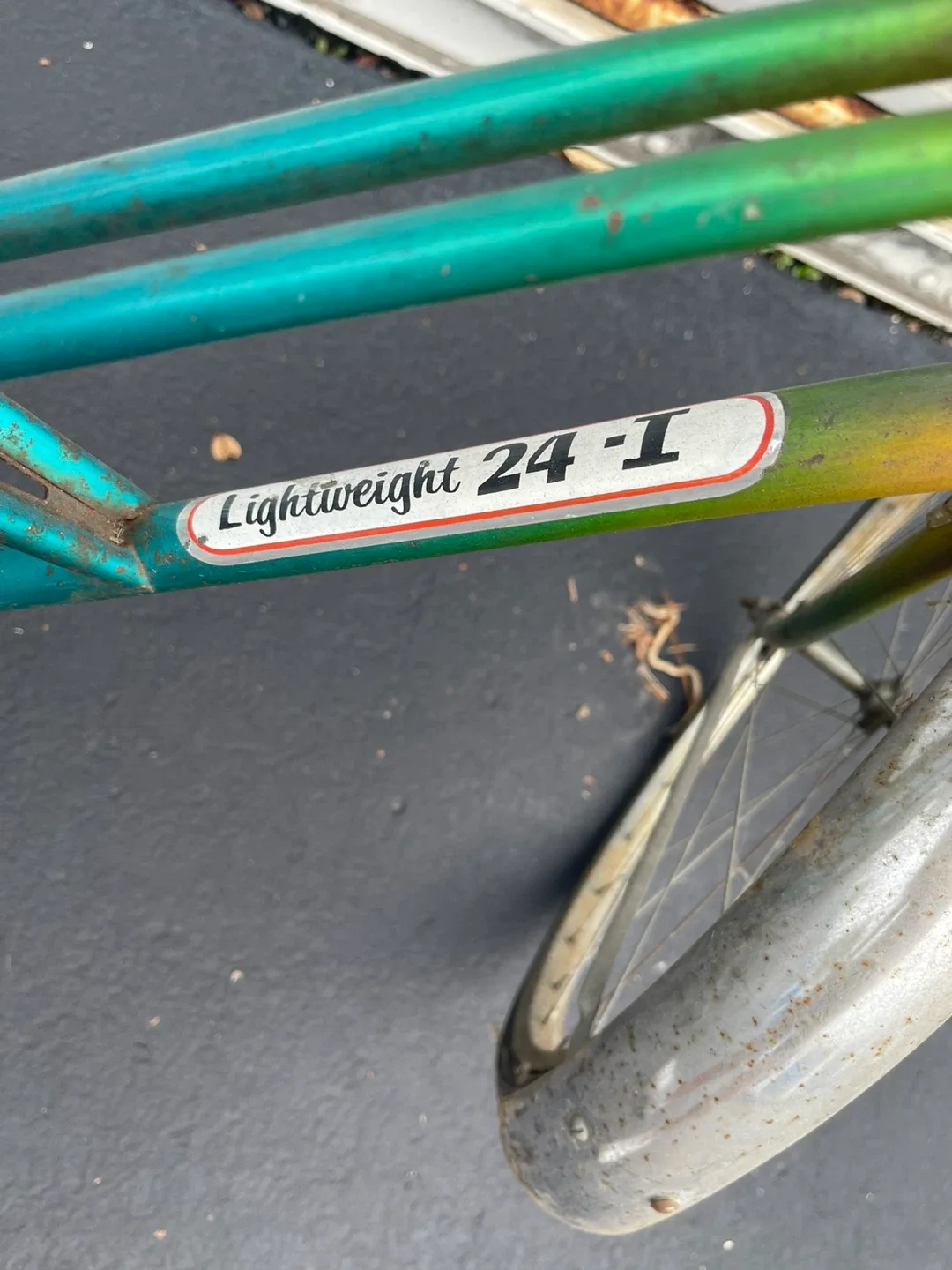 Vintage Lightweight 24-T Bicycle image indicator(3)