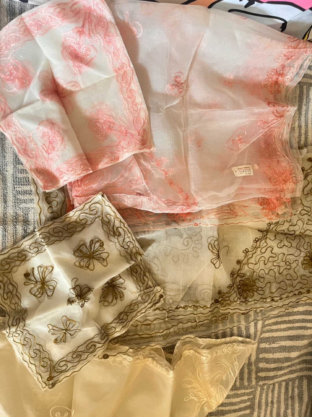 Embroidered Tablecloth (57") & Napkins (12.5") Set - photo 3