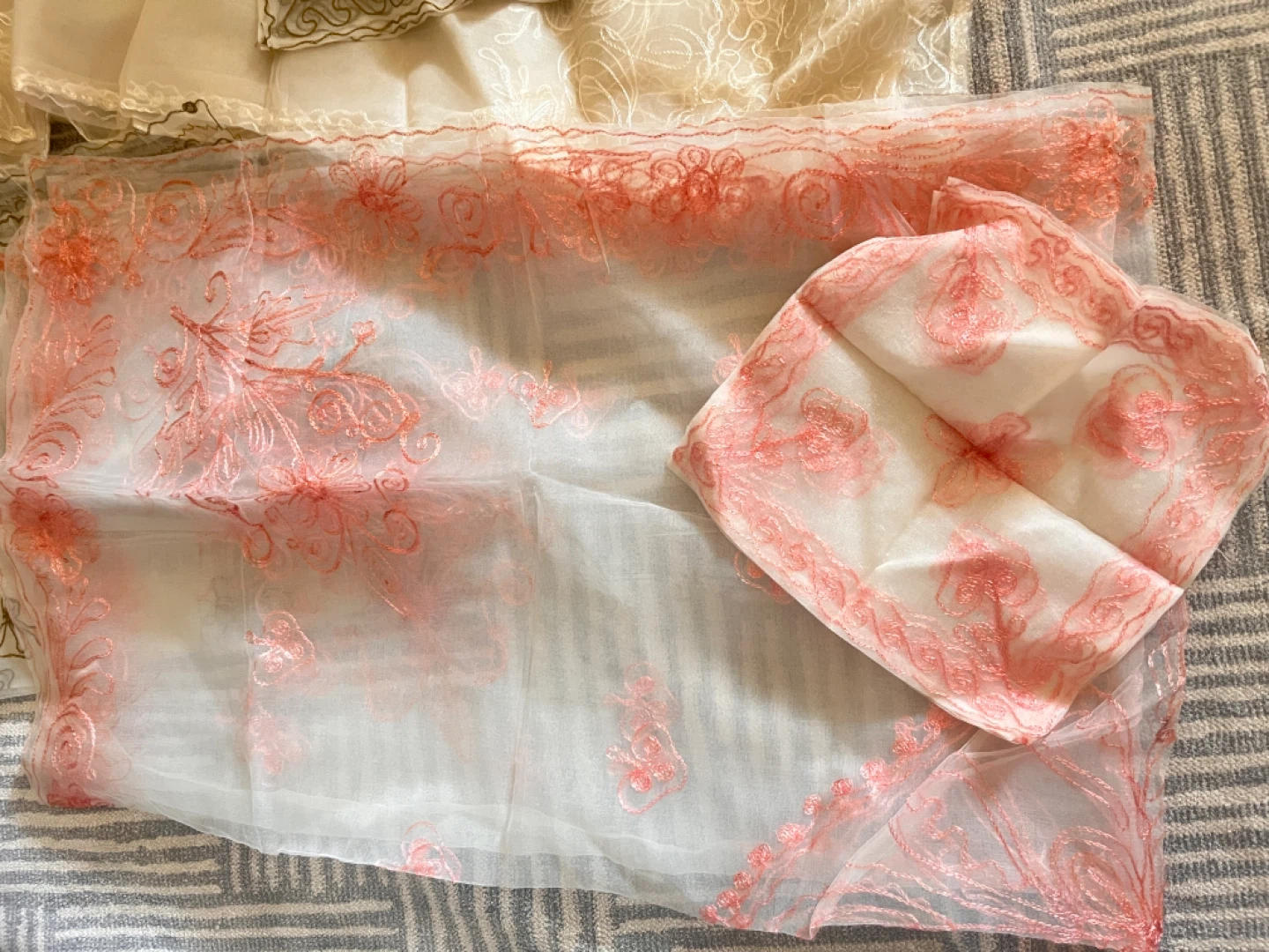 Embroidered Tablecloth (57") & Napkins (12.5") Set - photo 2