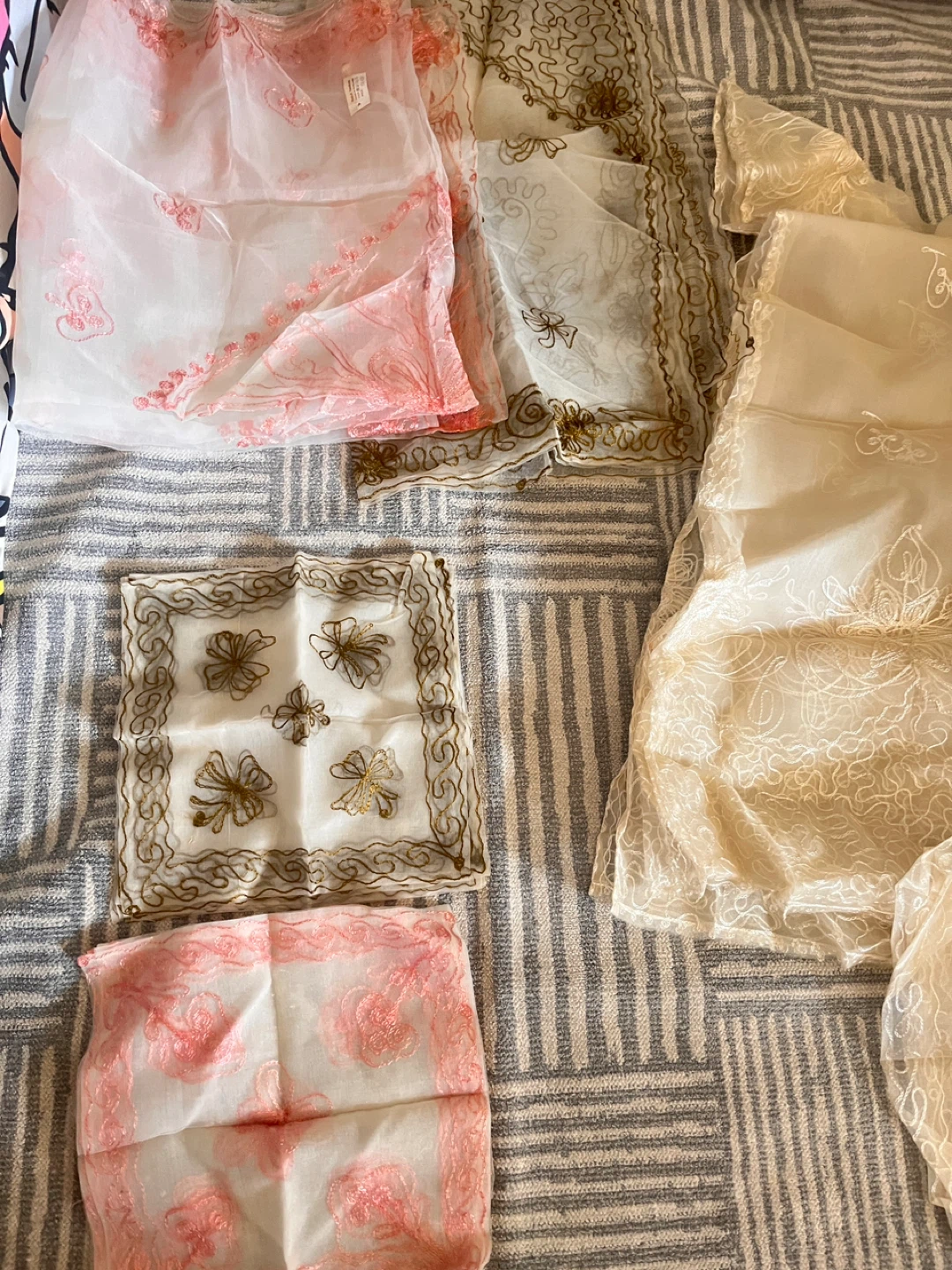 Embroidered Tablecloth (57") & Napkins (12.5") Set - photo 4