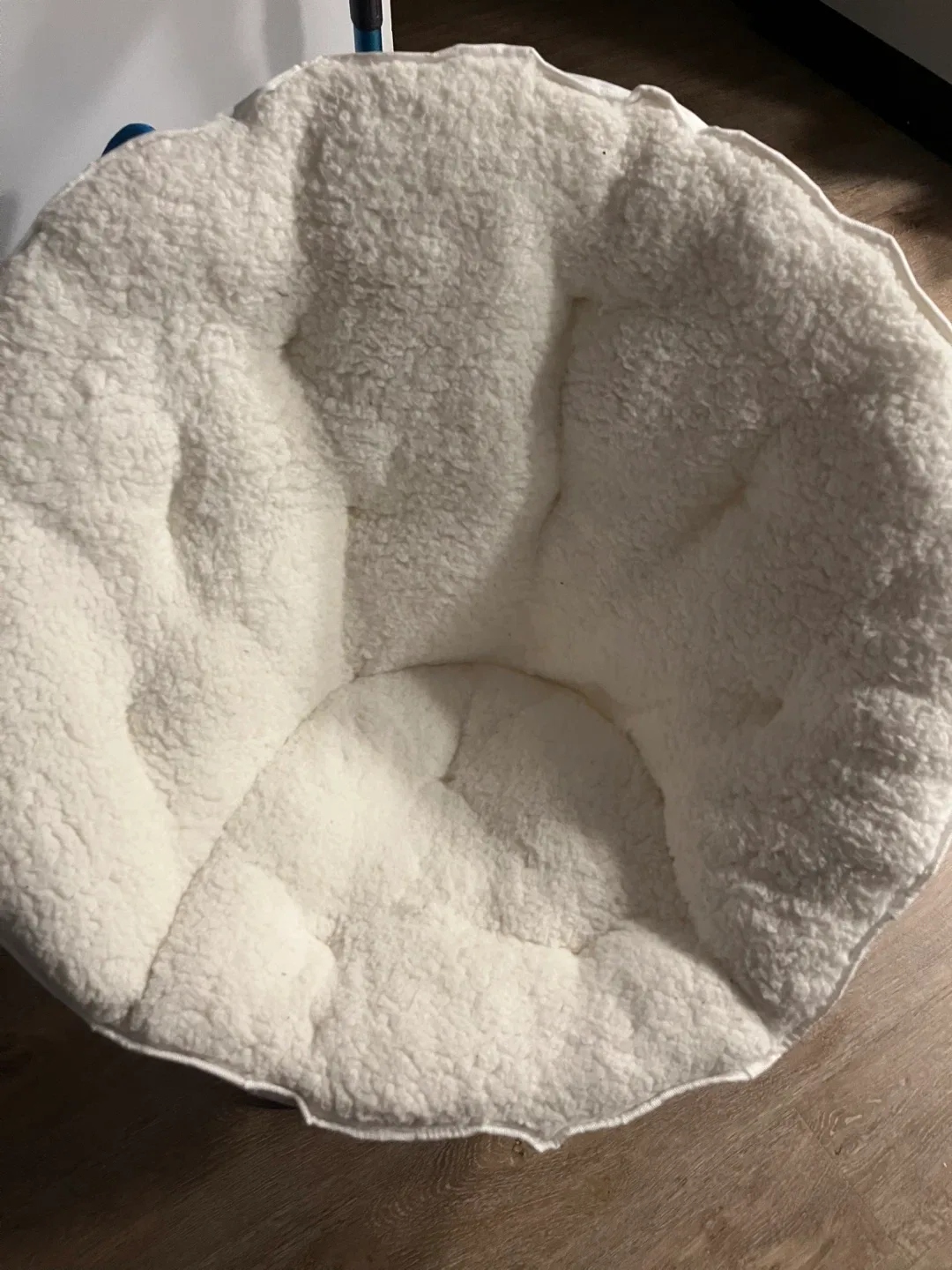 White Oversized Comfort Chair image indicator(3)