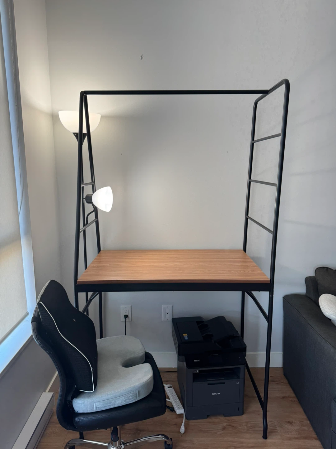 Desk with lamp and chair - photo 2