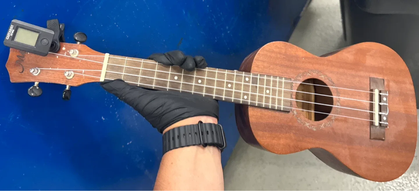 Kmise UK-23 Ukulele with Case & Tuner image indicator(3)