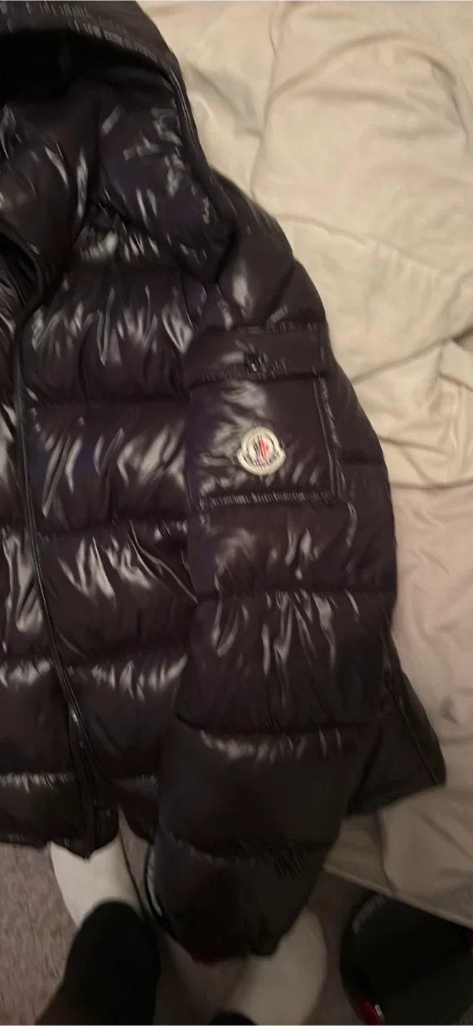 Moncler Puffer Jacket LARGE Authentic image indicator(2)