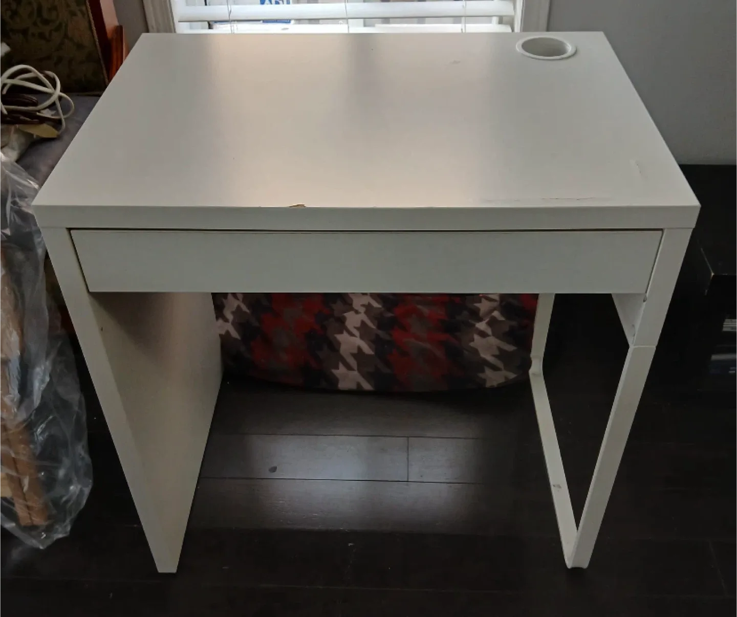 White Desk with Cable Hole and mirror image indicator(2)