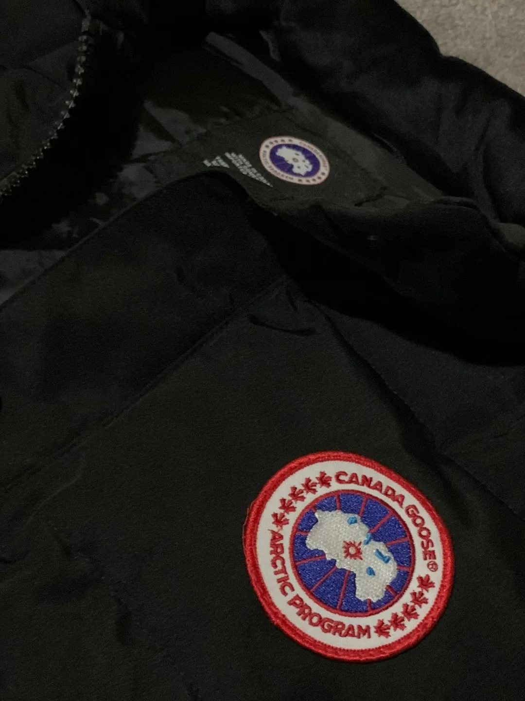 Canada Goose Black Puffer Vest image indicator(2)