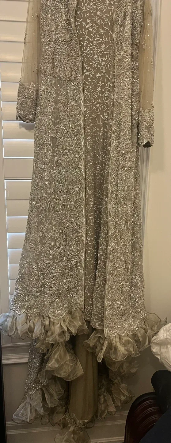 Beautiful Pakistani Bridal Gown image indicator(7)