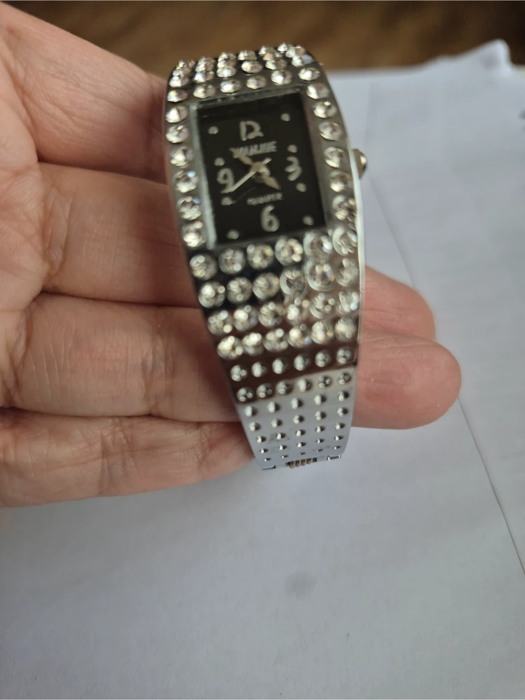 YULIJE Quartz Bangle Watch