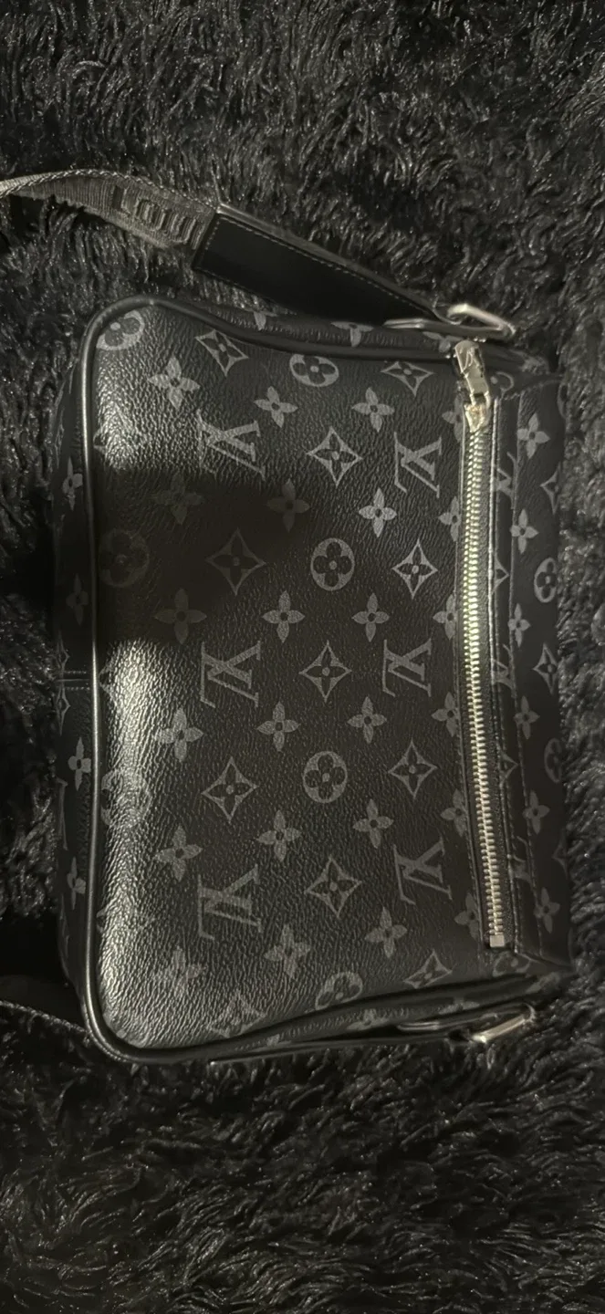 Louis Vuitton messenger side bag image indicator(2)