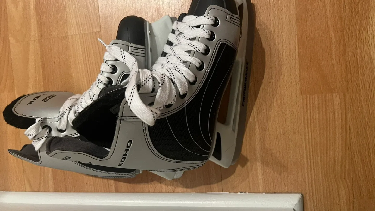 Koho 232 Heat Ice Skates - Size 4 thumbnail