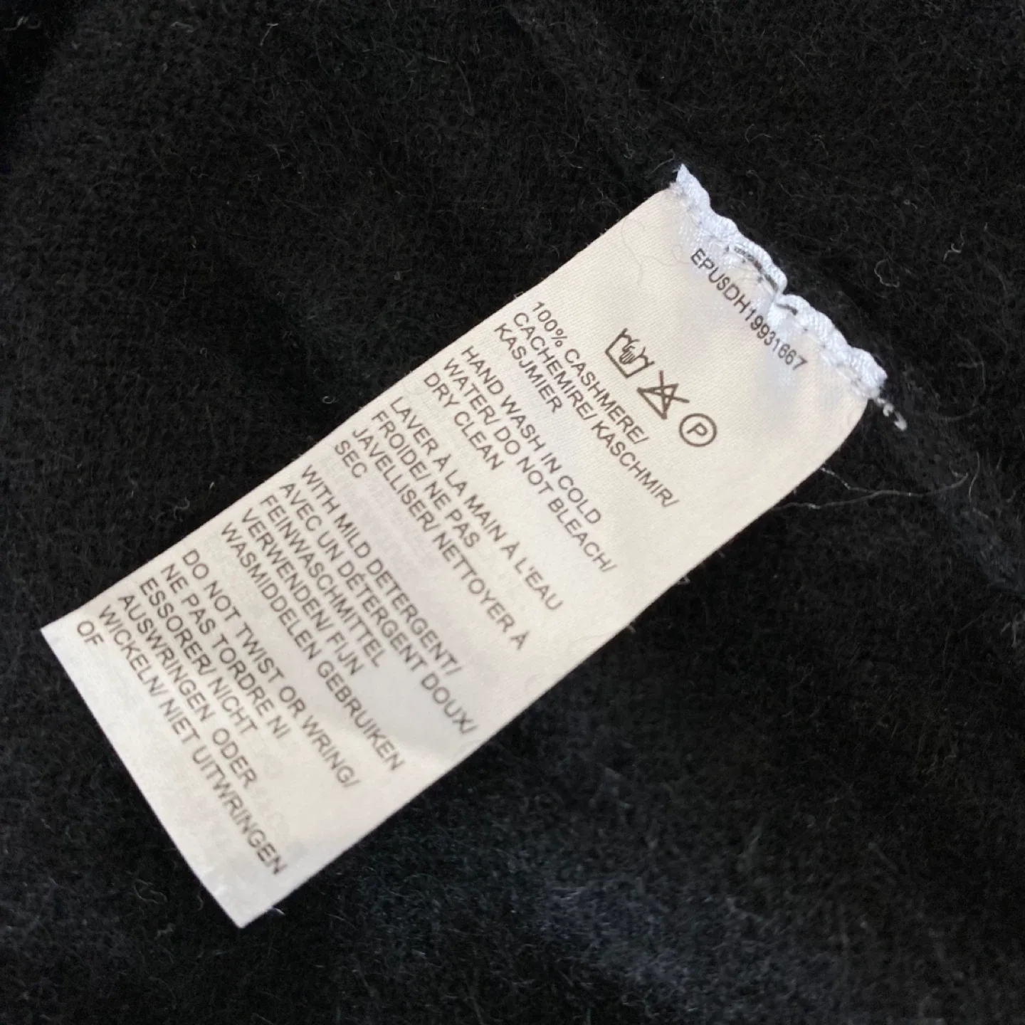 100% Cashmere V-Neck Sweater image indicator(7)