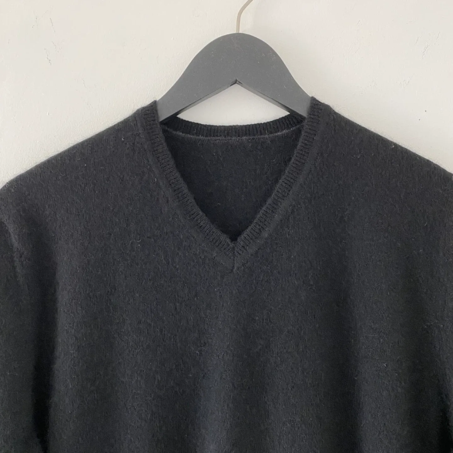 100% Cashmere V-Neck Sweater image indicator(4)
