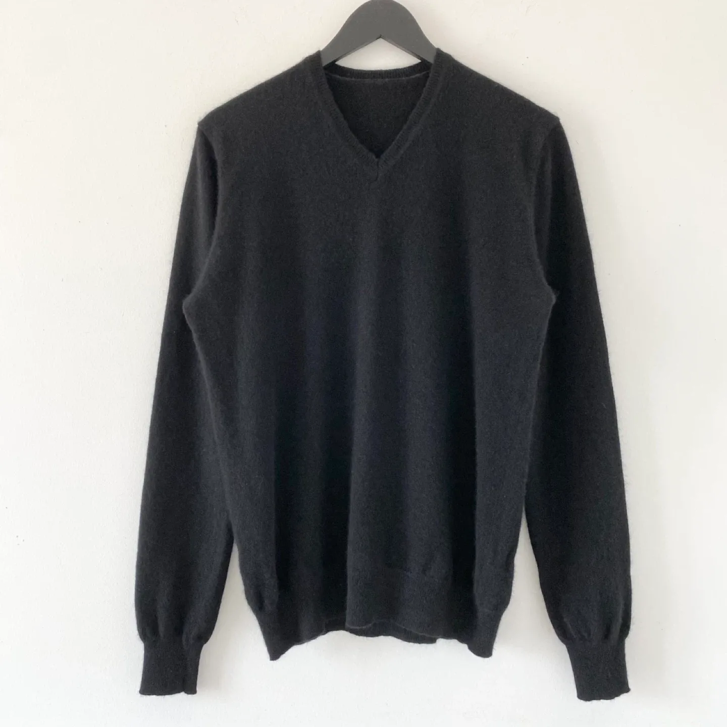 100% Cashmere V-Neck Sweater image indicator(2)