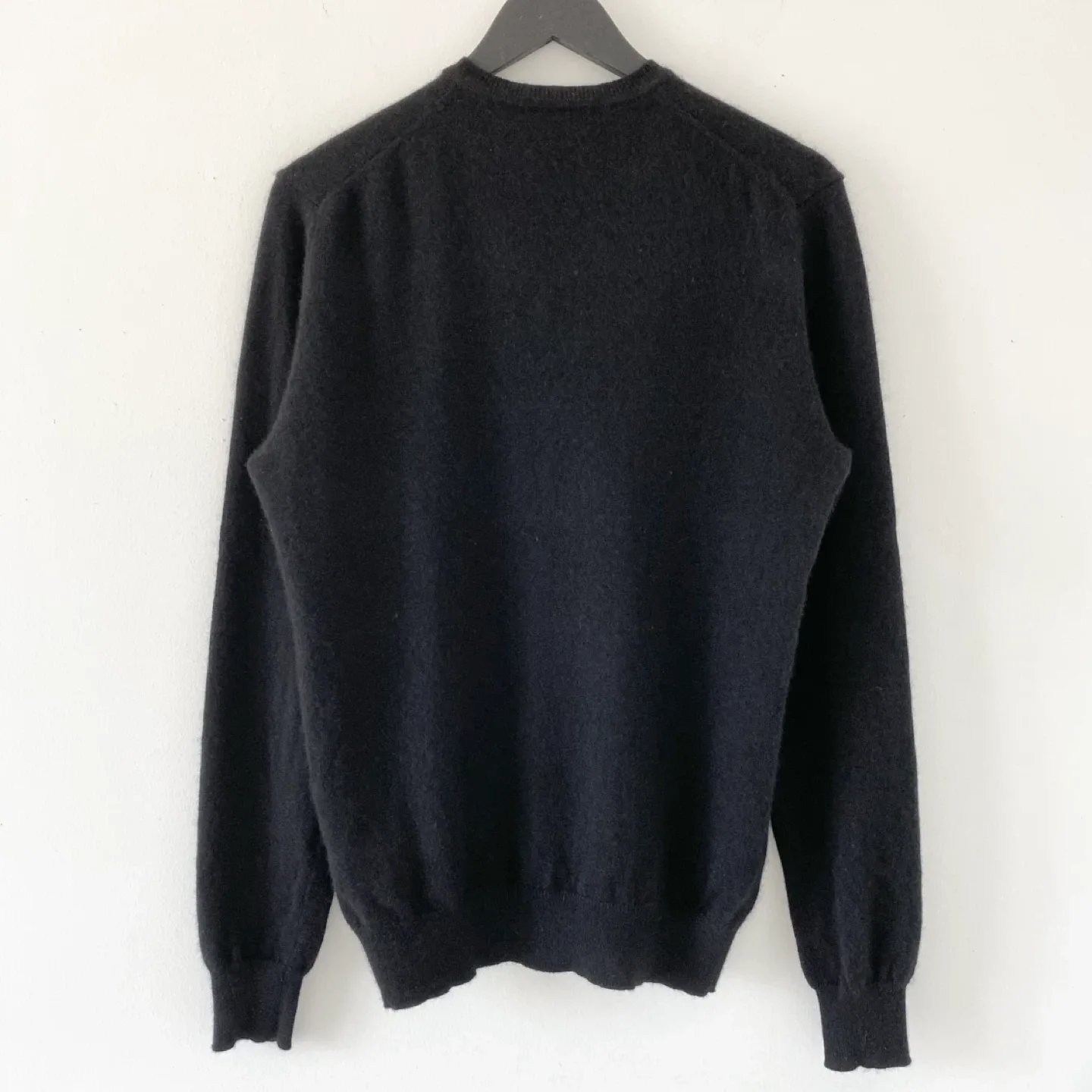 100% Cashmere V-Neck Sweater image indicator(3)