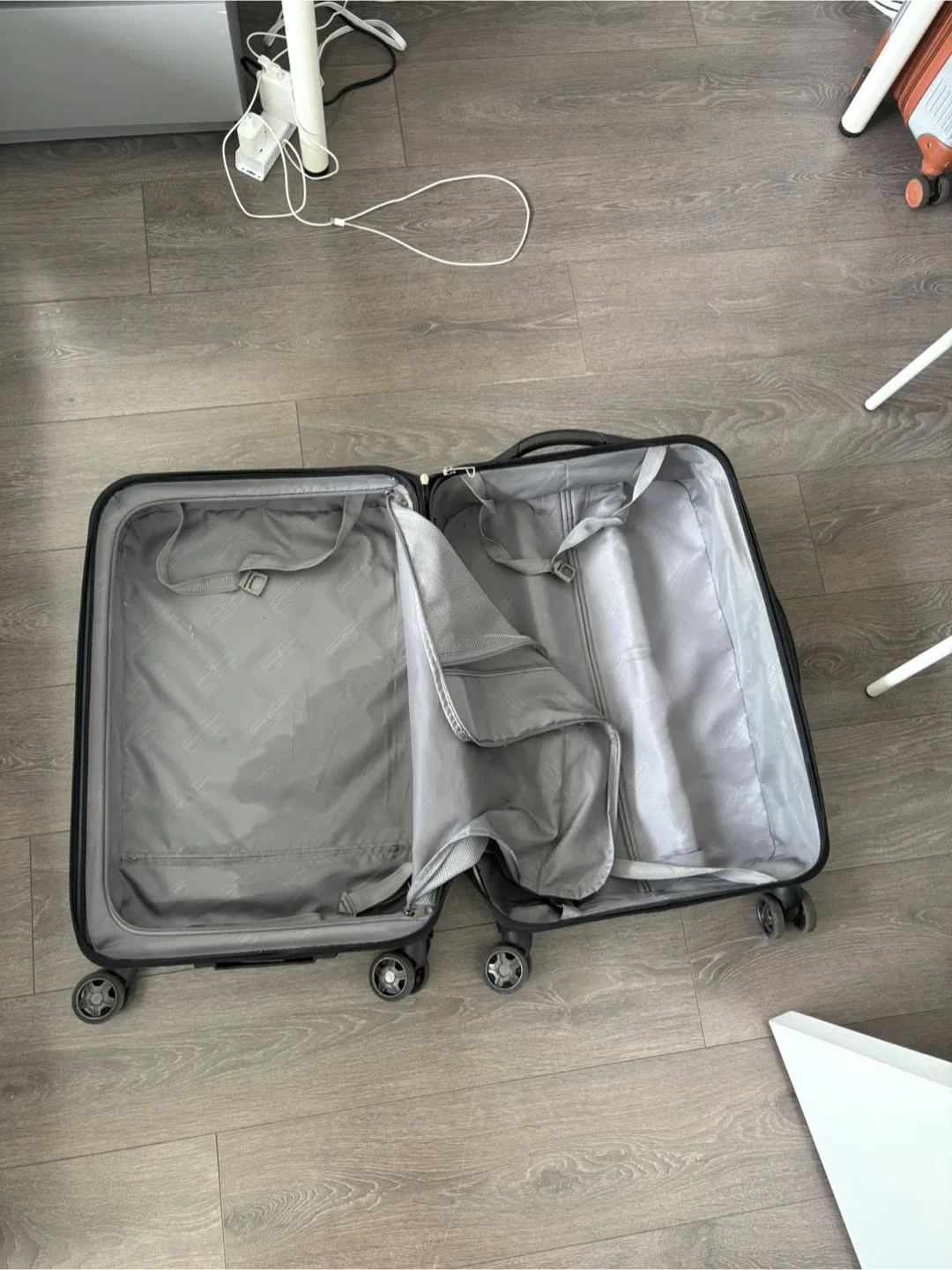 Black Check-In Luggage image indicator(2)