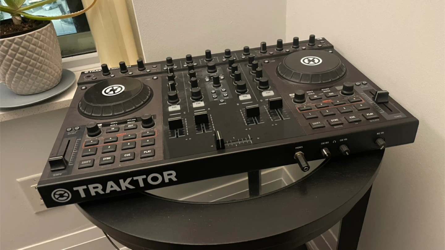 Traktor Kontrol S4 DJ Controller