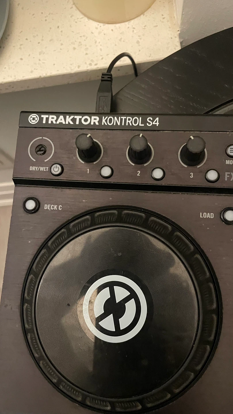 Traktor Kontrol S4 DJ Controller - photo 3