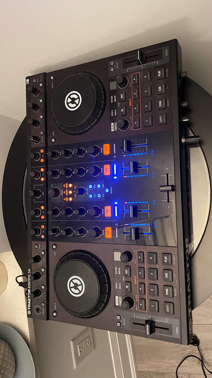 Traktor Kontrol S4 DJ Controller - photo 2