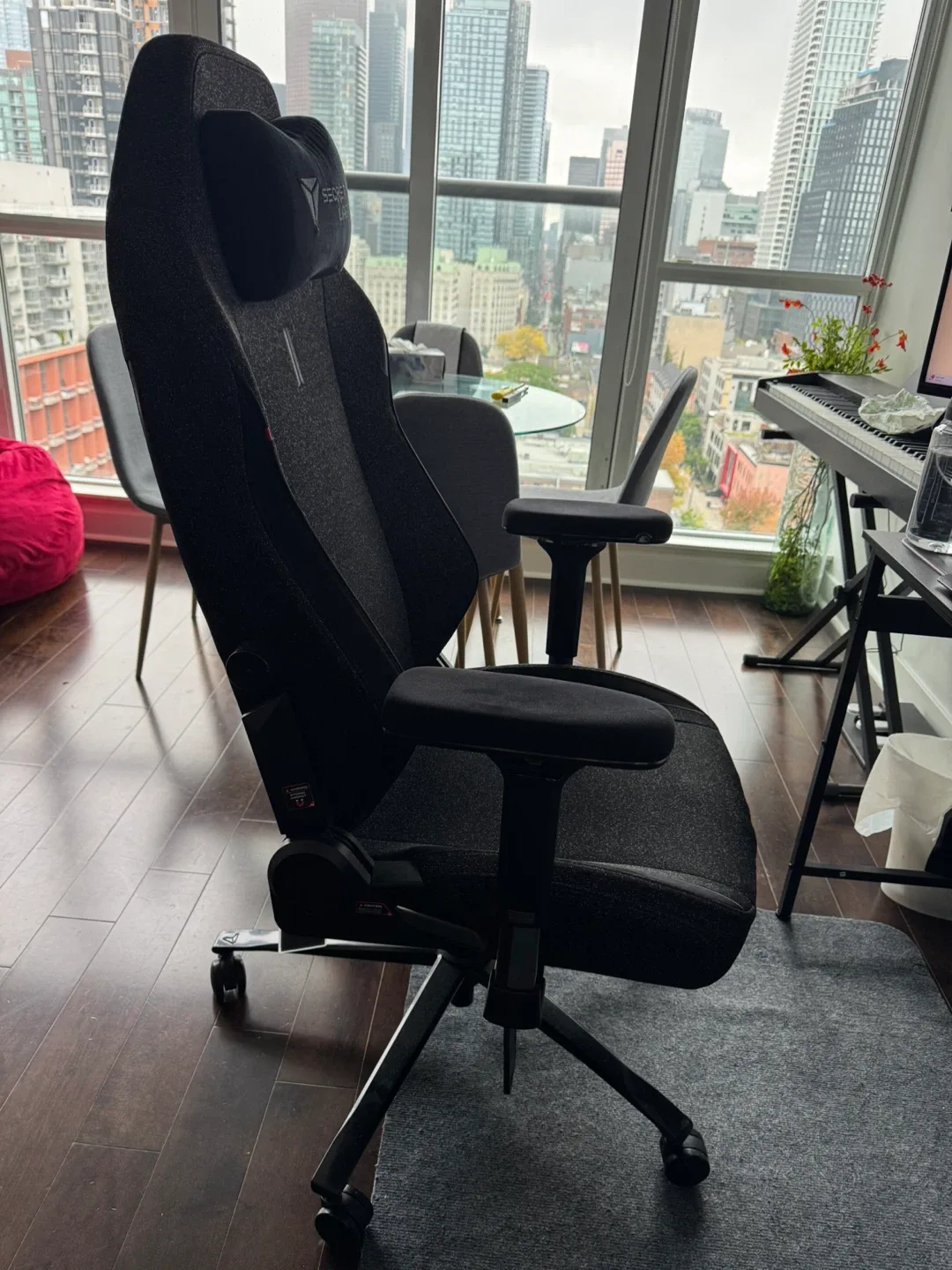 Secretlab Titan Evo XL - Black + memory foam armrest. image indicator(2)