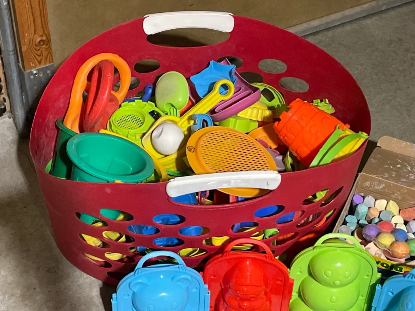 Sand Toys, Chalk, Jump Ropes, kite, snow molds, sk ip its image indicator(4)