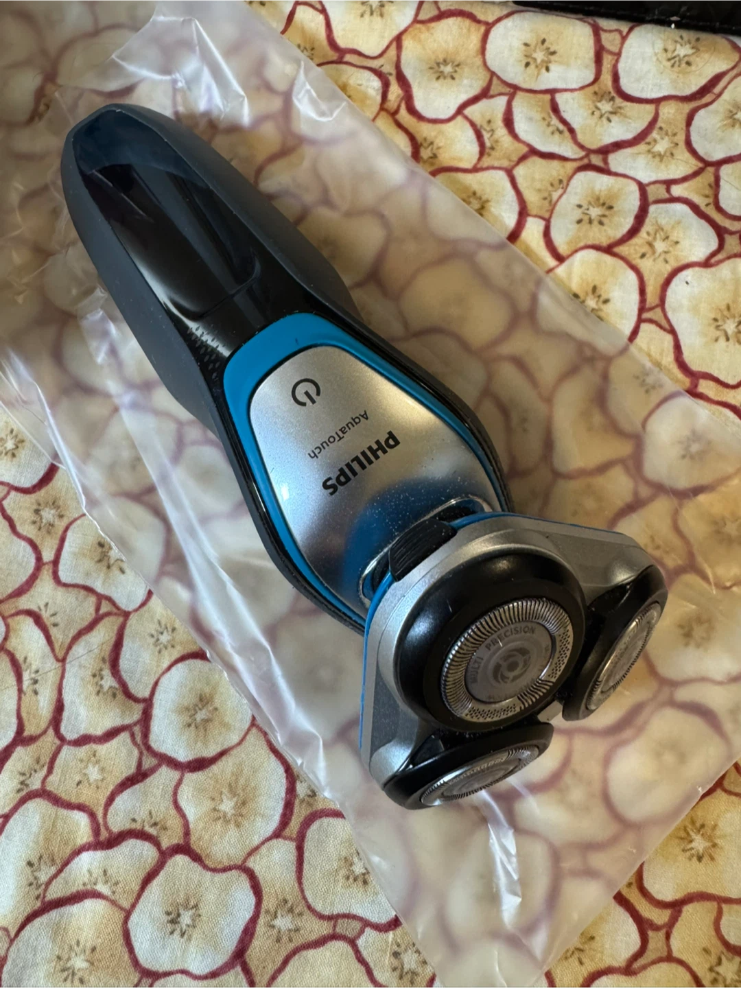 Philips AquaTouch Electric Shaver - photo 2