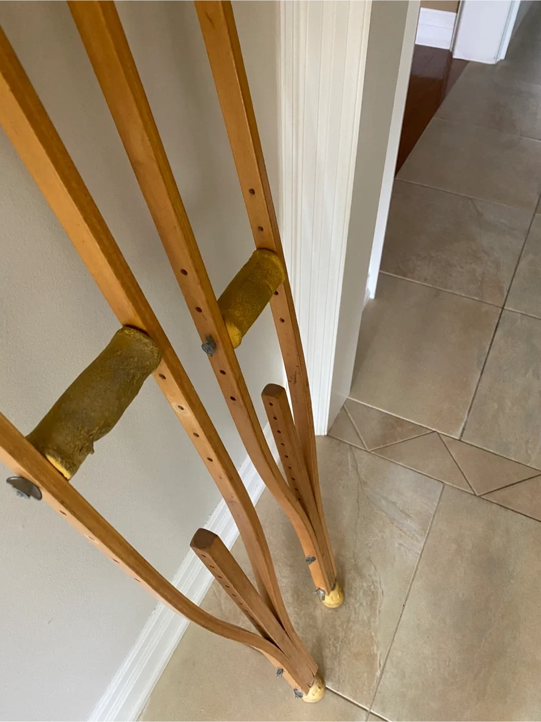 Wooden Crutches image indicator(2)