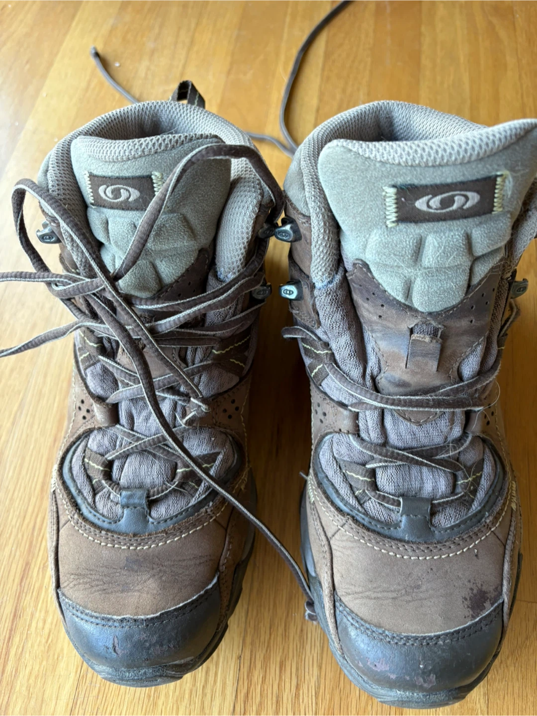 Women Salomon Hiking Boots - US Size 8