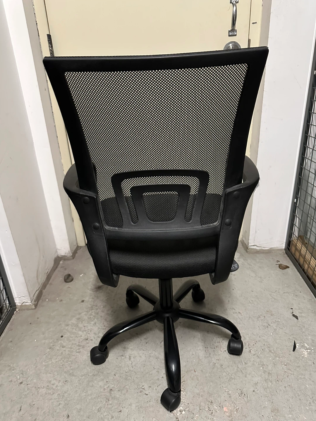 Black Mesh Office Chair - photo 2