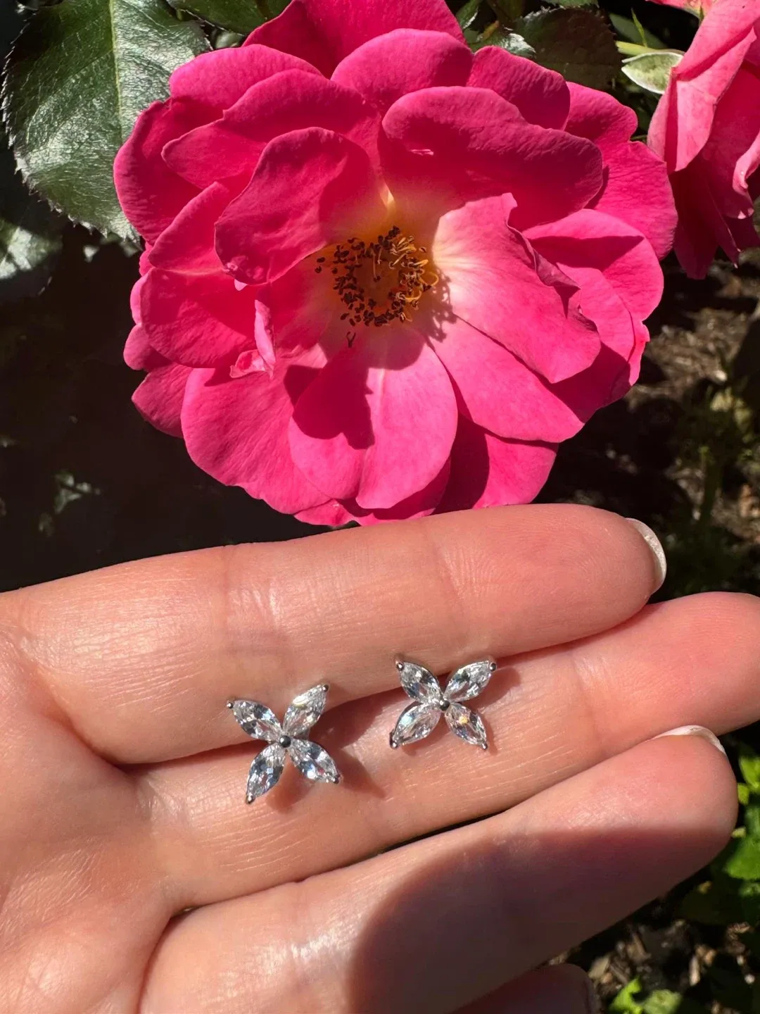 Clover Stud Earrings image indicator(2)