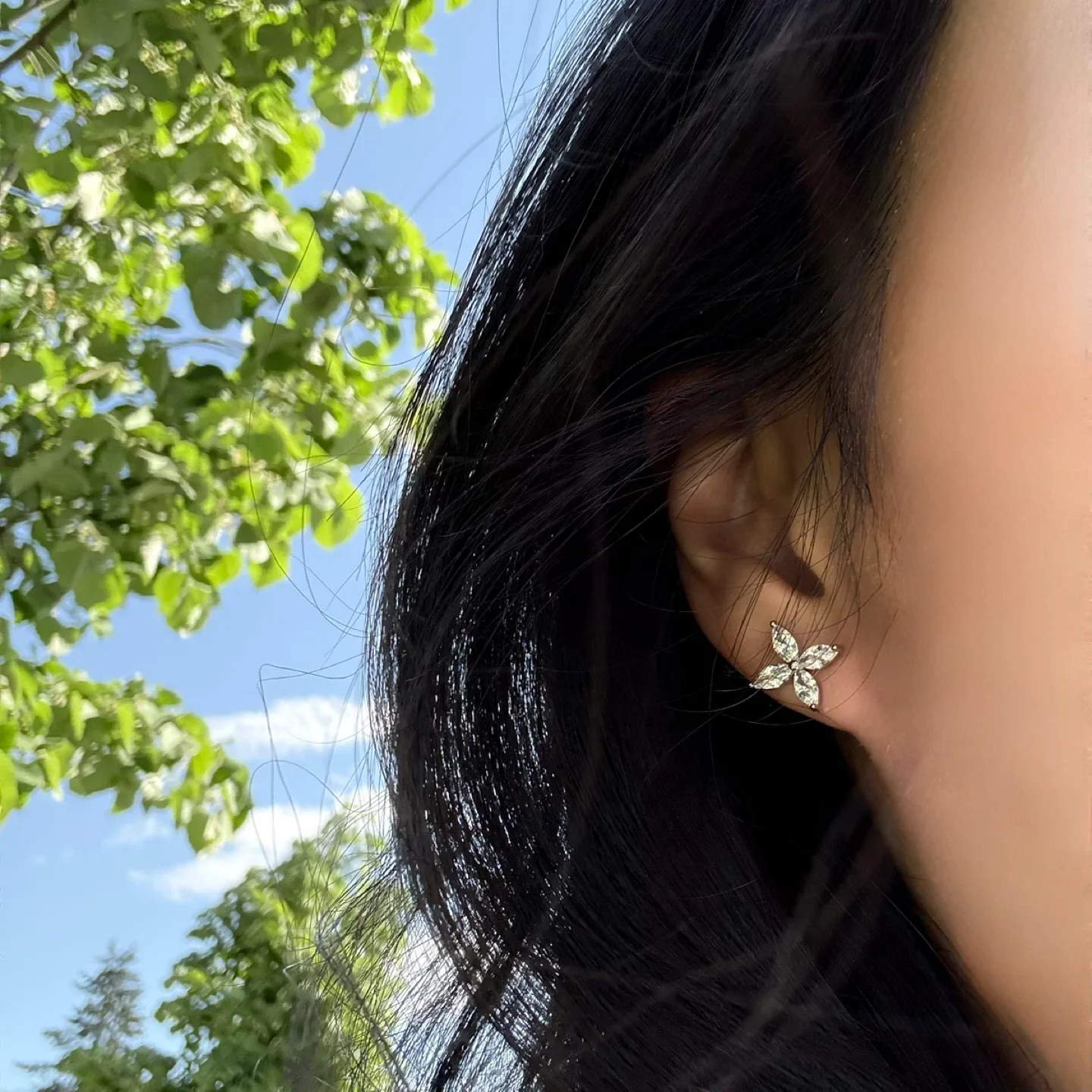 Clover Stud Earrings image indicator(3)