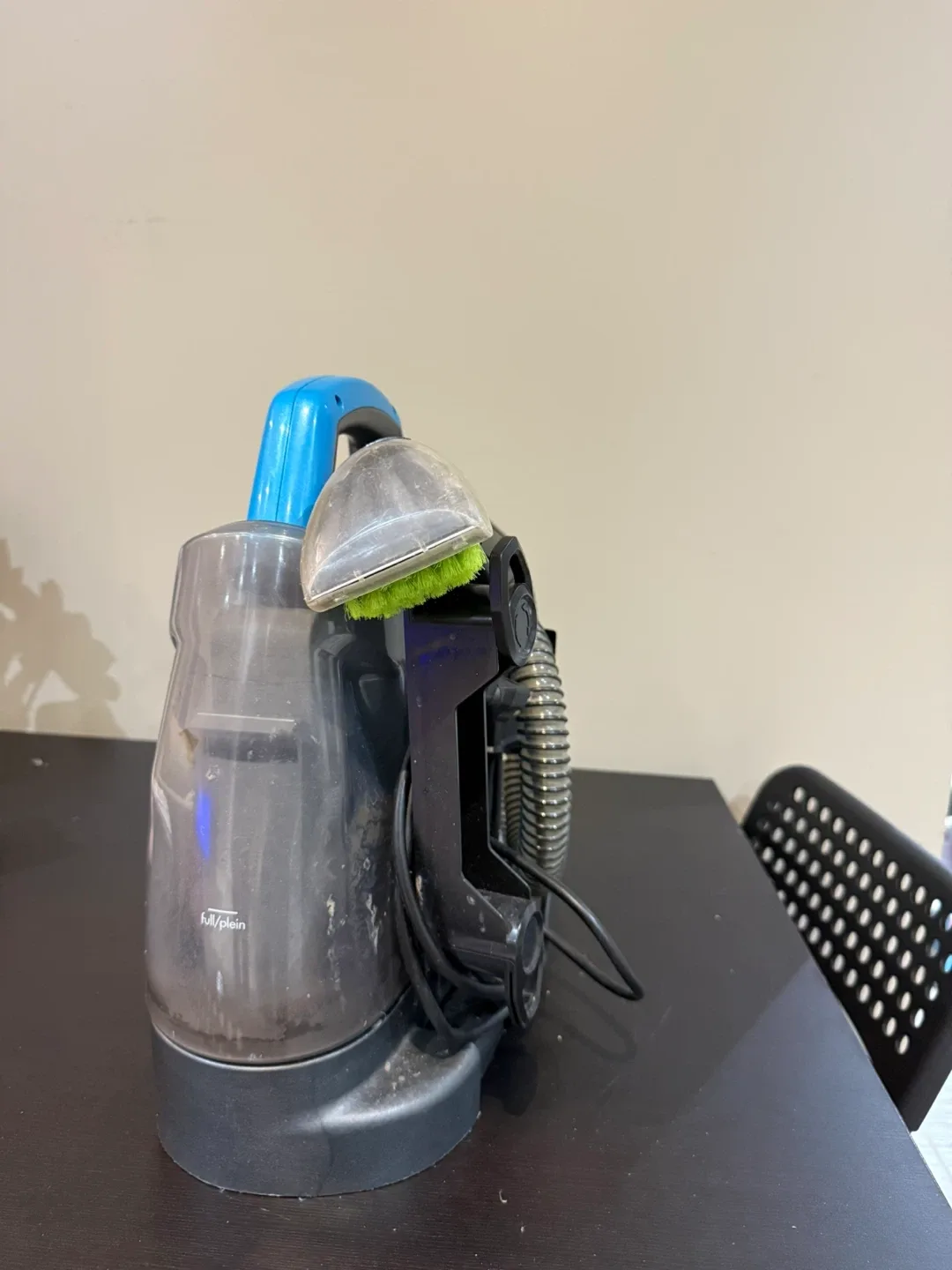 Bissell SpotClean ProHeat Portable Carpet Cleaner image indicator(2)