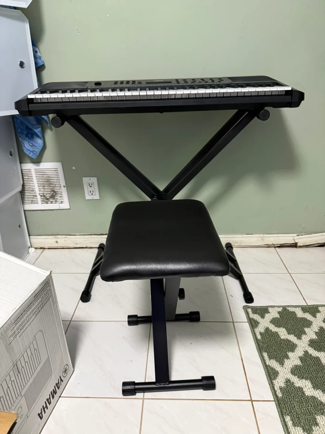 Yamaha Keyboard with Stand and Bench image indicator(3)