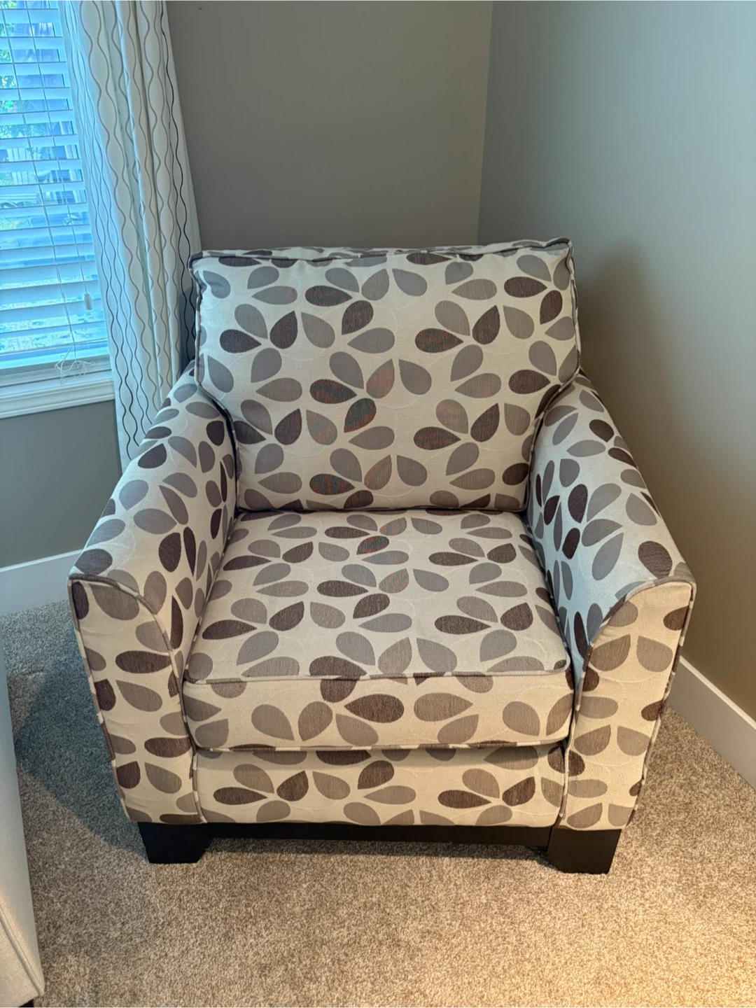 Living room accent chair